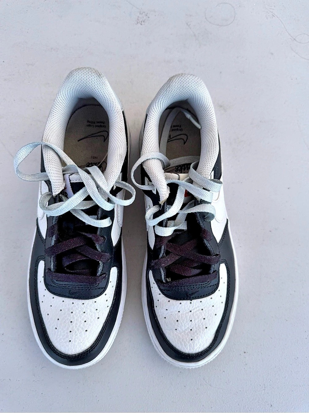 NIB Nike Big Kid's Air Force 1 LV8
1 Black/Light Silver-Phantom size 5.5Y